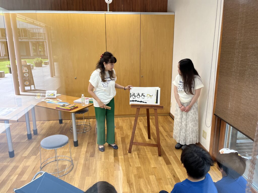 長野県松本市美術館での英語紙しばい上演会の様子。アトリエさかい所属の英語紙芝居師が上演をおこなった。